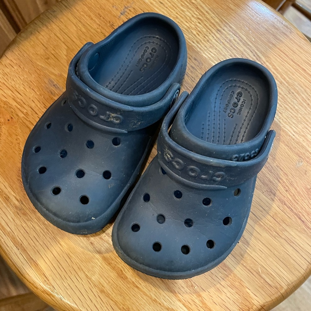 Crocs size 9 deep Blue